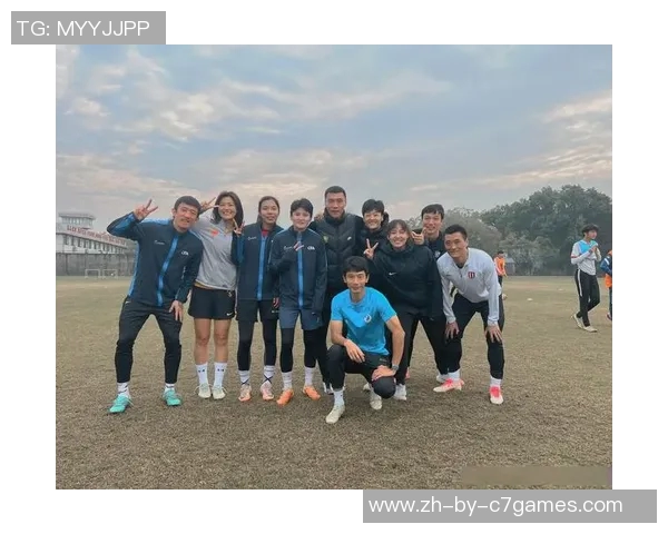 四位足球球星与女主角合影瞬间展现足球魅力与精彩互动 四位足球球星与女主角合影瞬间展现足球魅力与精彩互动